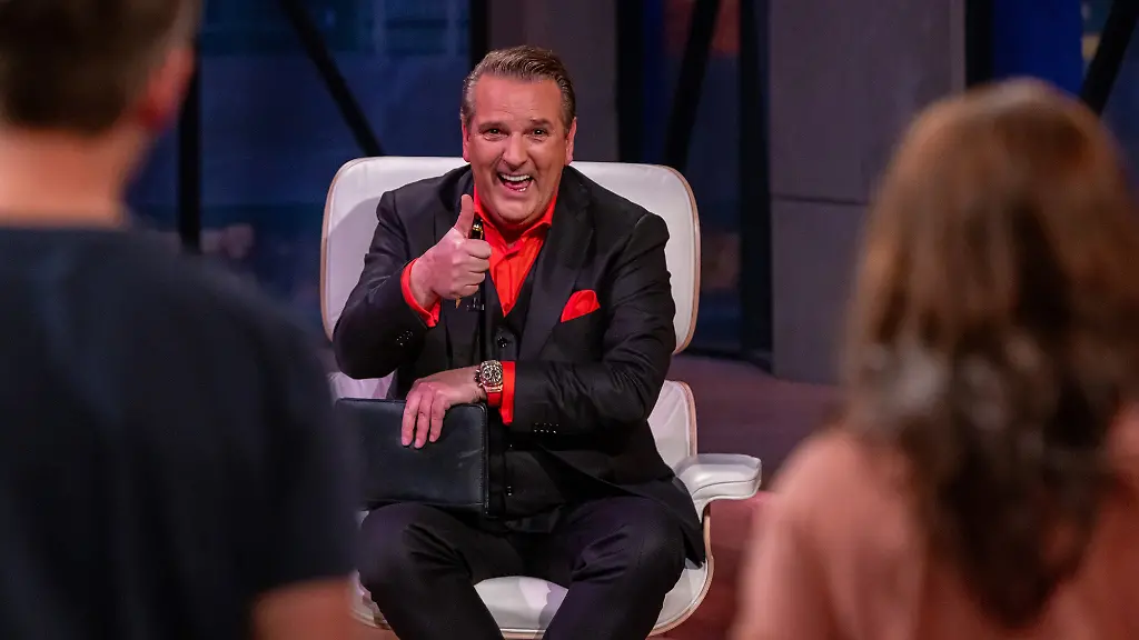 Löwe Ralf Dümmel nimmt den Nasendilatator aus dem Hause VENTICROSS ganz genau unter die Lupe - Quelle RTL Bernd-Michael Maurer